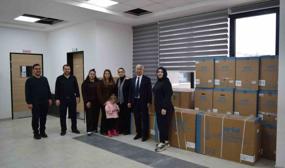 Manisa’nın Sarıgöl ilçesindeki Dört Eylül İlkokulu’nda öğretmen, veli ve hayırseverlerin