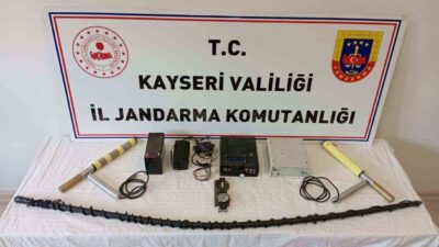 Kayseri’nin Yeşilhisar ilçesinde define arayan 5 kişi jandarma ekiplerince suçüstü