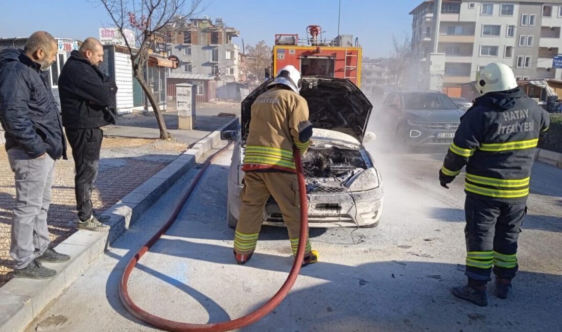 Hatay’da seyir halindeyken motor kısmı yanmaya başlayan otomobildeki yangını itfaiye