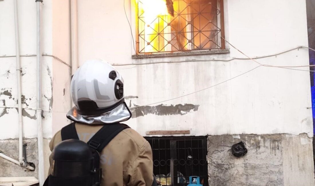 Hatay’da alevlere teslim olan müstakil evdeki yangın çevreye sıçramadan söndürüldü.