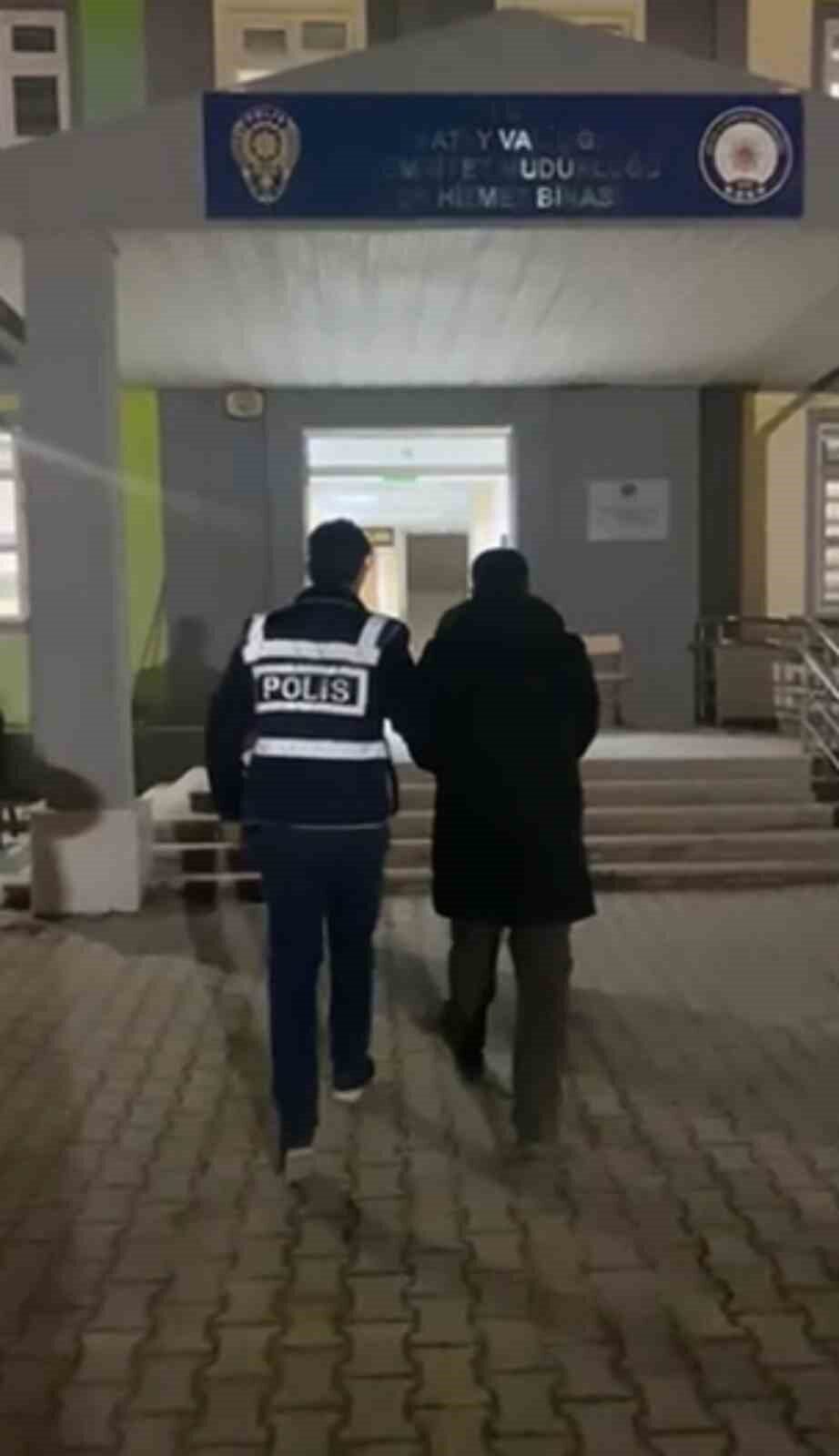 Hatay’ın Defne ilçesinde hırsızlık suçundan yakalanan şahıs mahkemece tutuklandı. Hatay