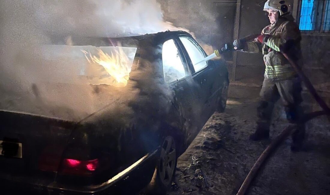 Hatay’da alevlere teslim olan otomobil kullanılmaz hale geldi. Yangın; Defne