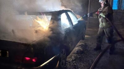 Hatay’da alevlere teslim olan otomobil kullanılmaz hale geldi. Yangın; Defne