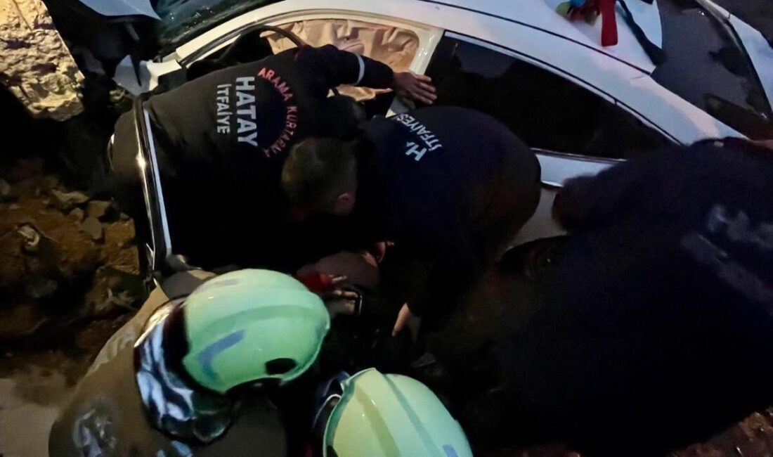 Hatay’da şarampole devrilen otomobildeki 2 kişi yaralandı. Kaza; Defne ilçesi