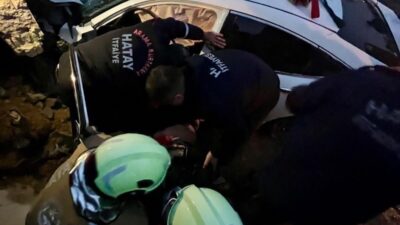 Hatay’da şarampole devrilen otomobildeki 2 kişi yaralandı. Kaza; Defne ilçesi