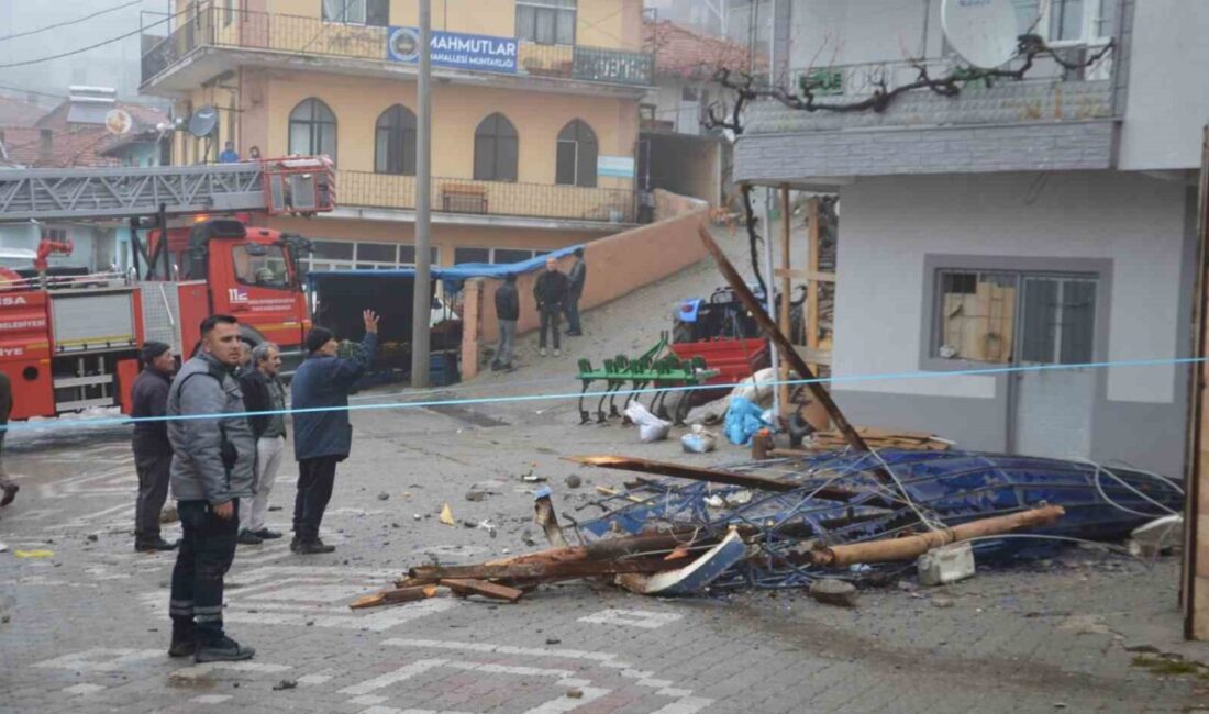 Manisa’nın Demirci ilçesinde etkili olan şiddetli fırtına, mahalle camisinin 30