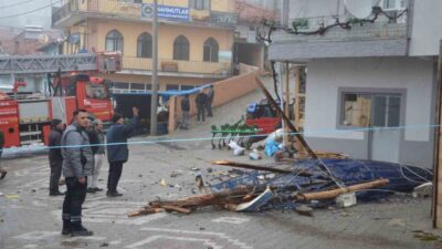 Manisa’nın Demirci ilçesinde etkili olan şiddetli fırtına, mahalle camisinin 30