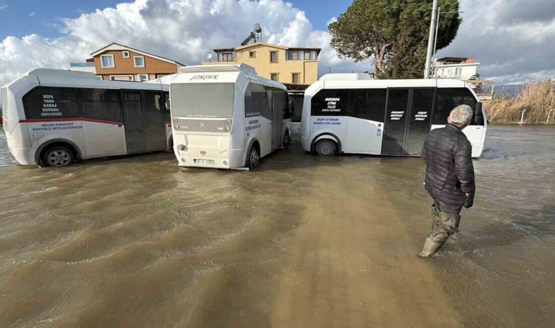 Balıkesir’in Edremit ilçesinde etkili olan lodos fırtınası nedeniyle Altınkum’da deniz
