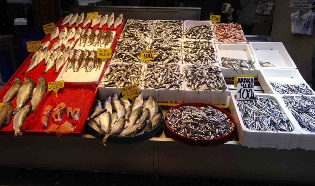 Karadeniz’de etkili olan fırtına balık avını olumsuz etkiledi. Tezgahlarda deniz