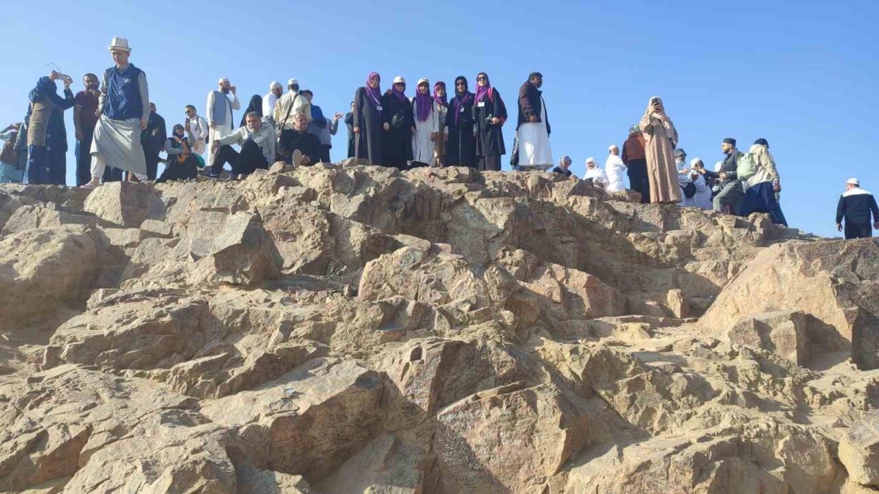 Denizli umre gurubu, Medine’deki dış ziyaret programını tamamladı. Kıblateyn Mescidi