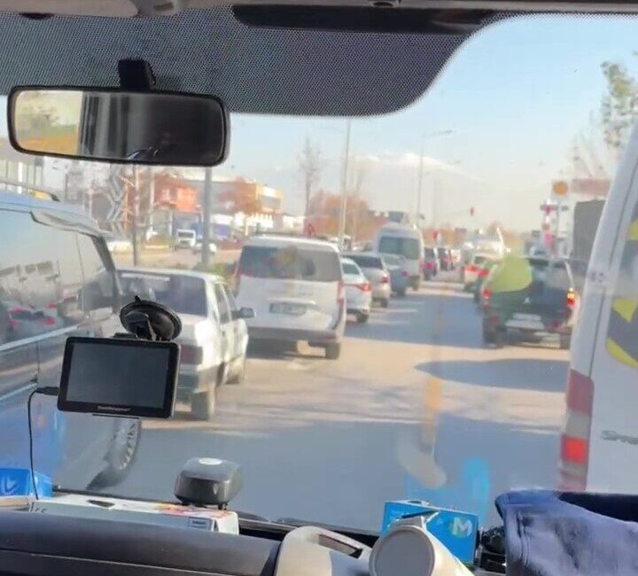 Denizli’de duyarlı sürücülerin kalp krizi geçiren hastayı taşıyan ambulansa fermuar