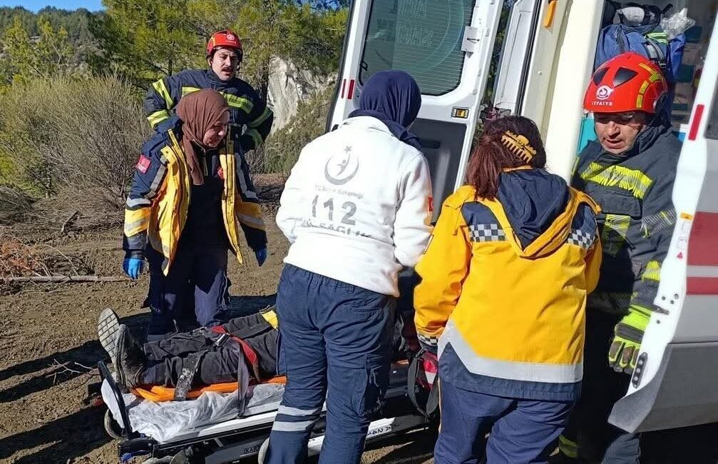 Denizli’nin Çameli ilçesinde, ormanlık alanda kontrolden çıkan traktörün devrilmesi sonucu