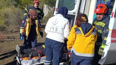 Denizli’nin Çameli ilçesinde, ormanlık alanda kontrolden çıkan traktörün devrilmesi sonucu