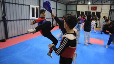 Hatay’da yaşayan 14 yaşındaki Ahmet Doğru, Romanya’da düzenlenen tekvando şampiyonasında