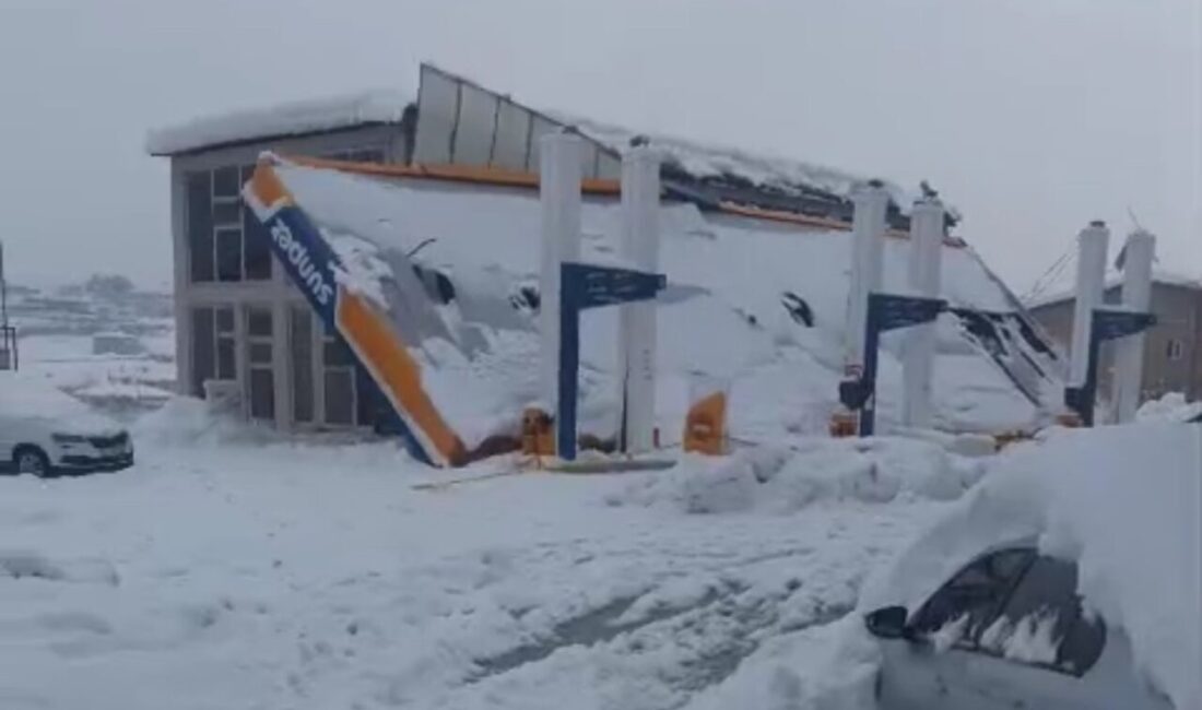 Hakkari’nin Derecik ilçesinde yoğun kar yağışı nedeniyle bir akaryakıt istasyonunun