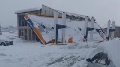 Hakkari’nin Derecik ilçesinde yoğun kar yağışı nedeniyle bir akaryakıt istasyonunun