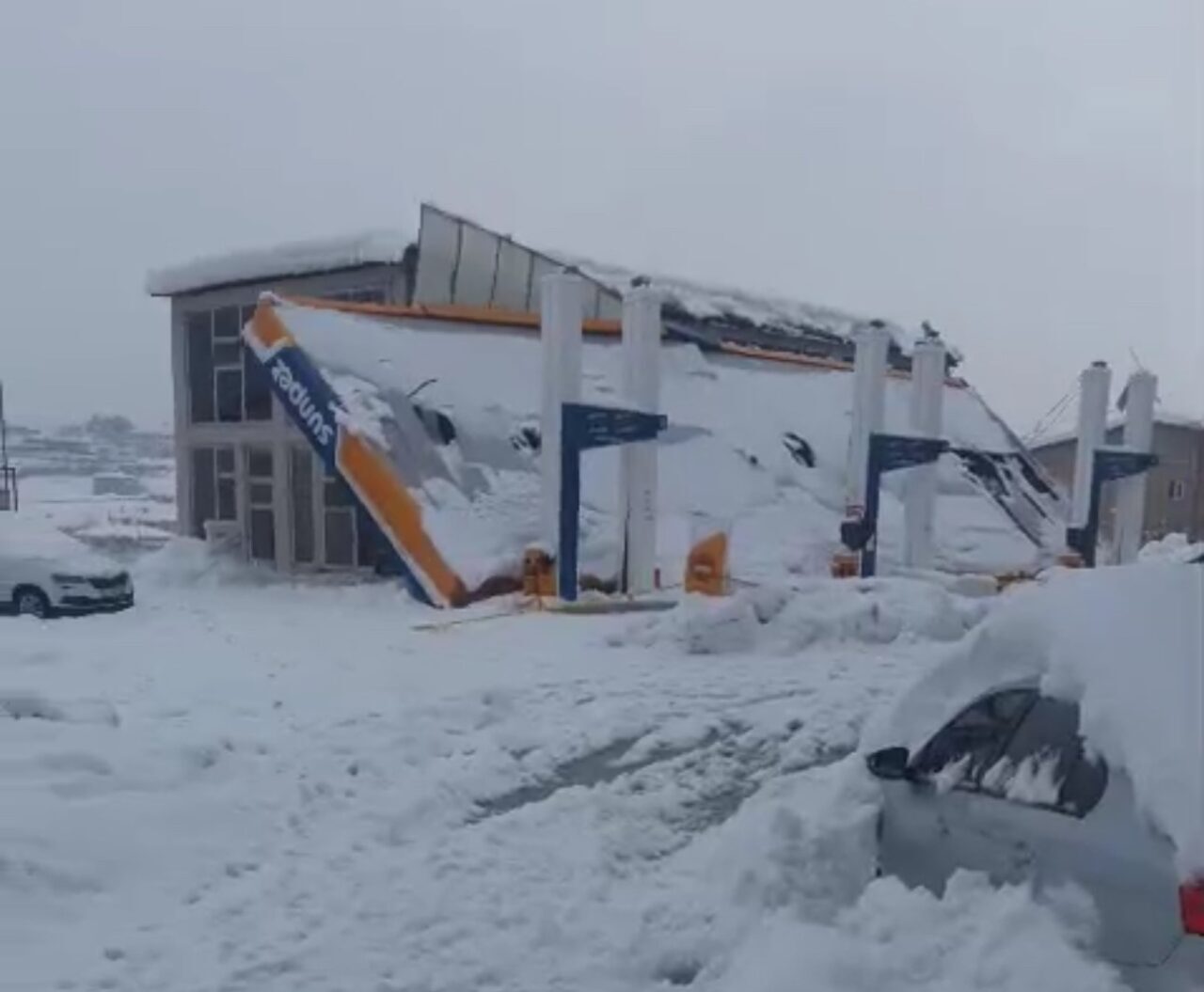 Hakkari’nin Derecik ilçesinde yoğun kar yağışı nedeniyle bir akaryakıt istasyonunun