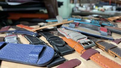 Konya’da el emeğiyle deri saat kordonu yapan Yavuz Erdal, eşiyle