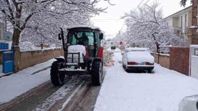 Kayseri’nin Develi ilçesinde etkili olan kar yağışı sonrası kar kalınlığı