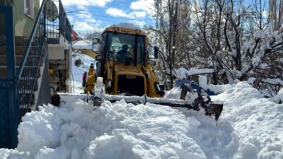 Sivas’ta kepçe operatörü olan köy muhtarı, devlete yük olmamak için