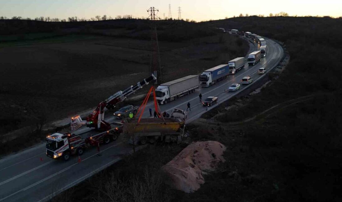 Edirne’de çakıl yüklü hafriyat kamyonunun devrilmesi sonucu 1 kişi yaralanırken,