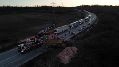 Edirne’de çakıl yüklü hafriyat kamyonunun devrilmesi sonucu 1 kişi yaralanırken,