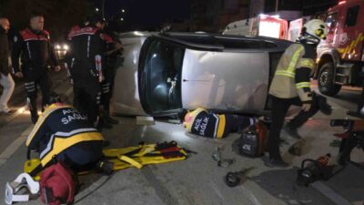 Karaman’da park halindeki araca çarparak devrilen otomobilin sürücüsü aracın altında