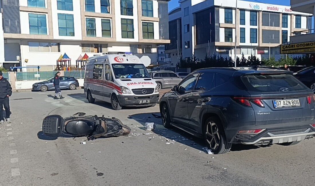 Antalya’nın Manavgat ilçesinde devrilerek sürüklenen motosikletli seyir halindeki otomobile çarptı.