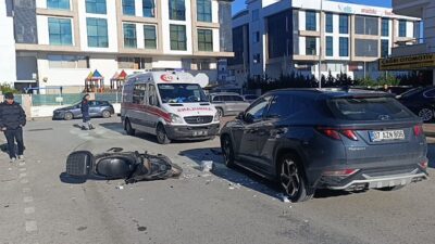 Antalya’nın Manavgat ilçesinde devrilerek sürüklenen motosikletli seyir halindeki otomobile çarptı.
