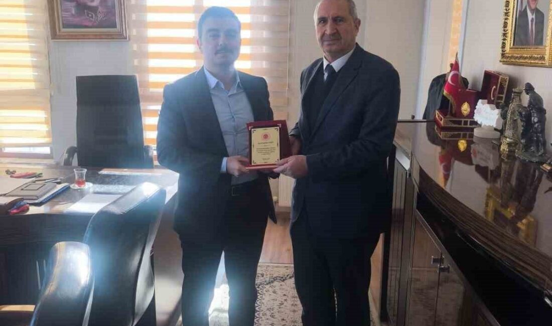 Diyarbakır’ın Dicle Kaymakamı Mustafa Atış, emekliye ayrılan nüfus müdürü Muhitin