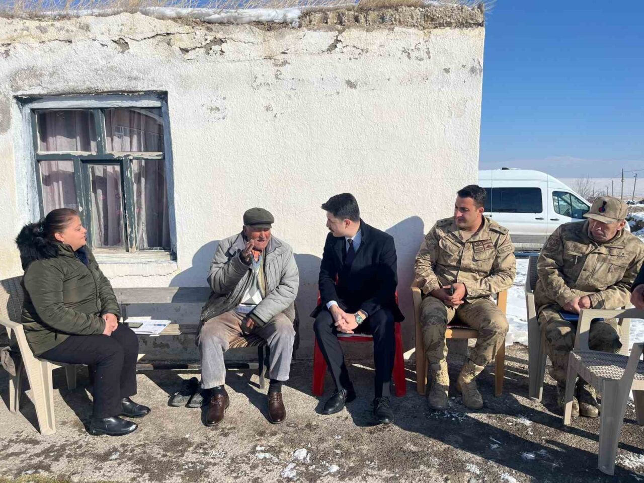 Digor Kaymakamı Ahmed Tayyib Kahraman ilçeye bağlıÇatak köyünde vatandaşlarla bir