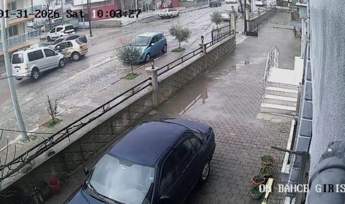 Manisa’nın Kula ilçesinde U dönüşü yapmak isteyen otomobil ile cadde