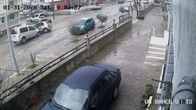 Manisa’nın Kula ilçesinde U dönüşü yapmak isteyen otomobil ile cadde