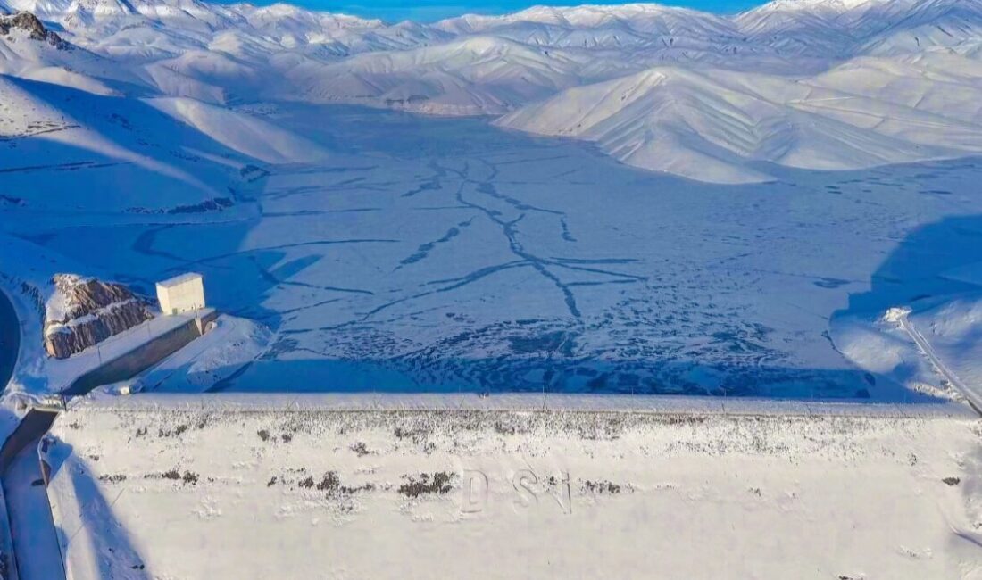 Hakkari’nin Yüksekova ilçesinde hava sıcaklığının sıfırın altına düşmesiyle Dilimli Barajı’nın