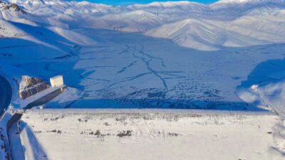 Hakkari’nin Yüksekova ilçesinde hava sıcaklığının sıfırın altına düşmesiyle Dilimli Barajı’nın
