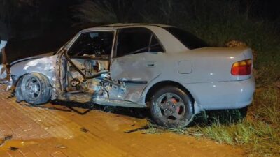 Antalya’nın Manavgat ilçesinde direksiyon hakimiyetini kaybeden sürücü yol kenarındaki direğe