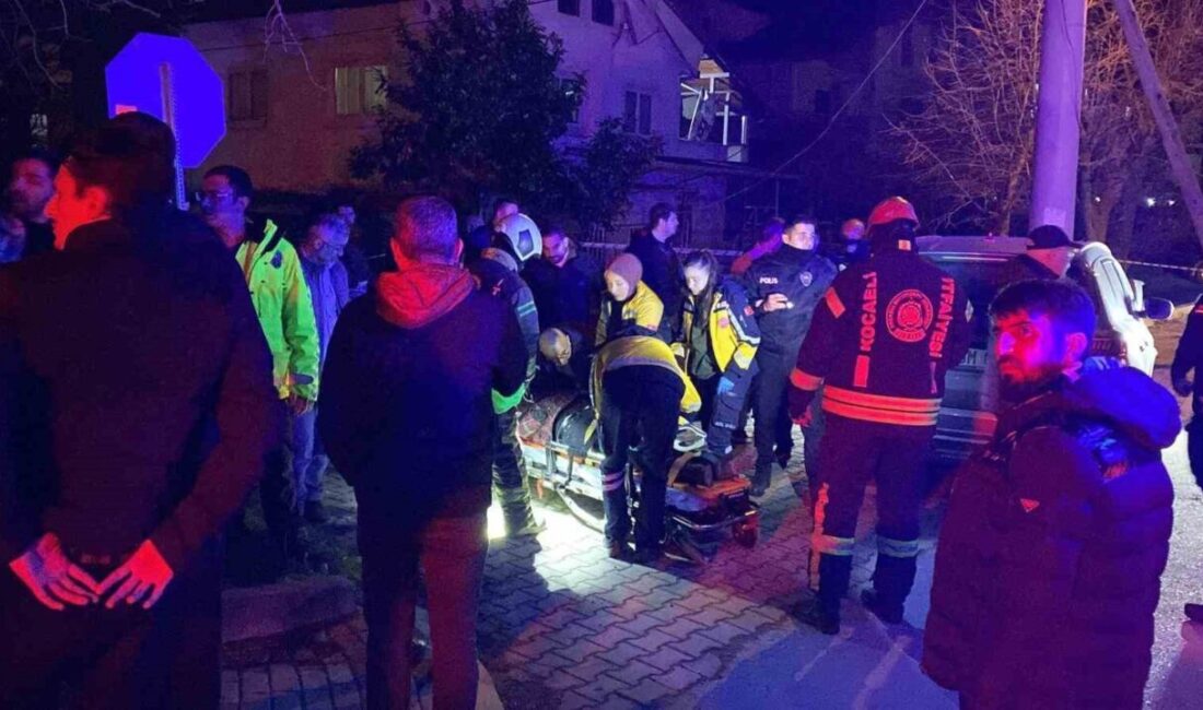 Kocaeli’nin Kartepe ilçesinde direğe çarpan araç hurdaya dönerken, kazada yaralanan