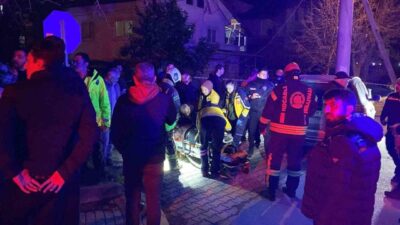 Kocaeli’nin Kartepe ilçesinde direğe çarpan araç hurdaya dönerken, kazada yaralanan