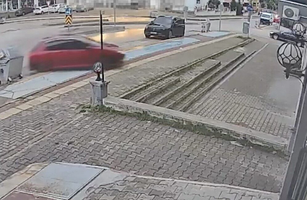 Bursa’nın Osmangazi ilçesinde direksiyon dersi sırasında sürücünün fren yerine gaza