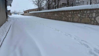 İlçe genelinde aralıksız devam eden kar yağışıyla birlikte yolların kayganlaşması,