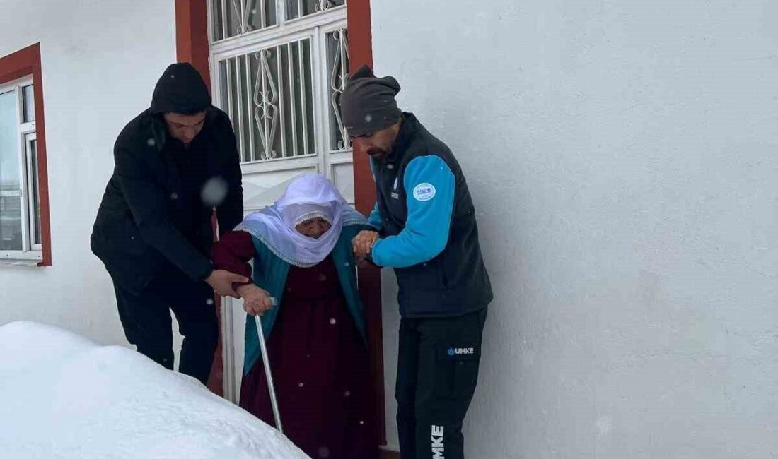 Siirt’in Baykan ilçesinde diyaliz hastası olan kadın UMKE ekibinin paletli