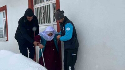 Siirt’in Baykan ilçesinde diyaliz hastası olan kadın UMKE ekibinin paletli