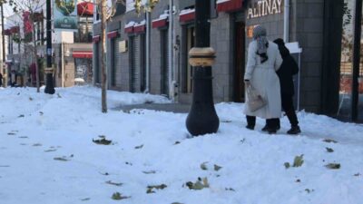 Diyarbakır’ın merkez Sur ilçesinde esnaf, kar yağışı sonrası bölgede yolların