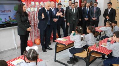 Diyarbakır’da 458 bin 207 öğrenci, karnelerini alarak yarıyıl tatiline başladı.