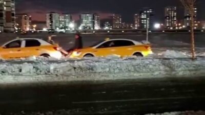 Diyarbakır’da yolda kalan ticari taksiye, başka bir taksinin kaputuna çıkan