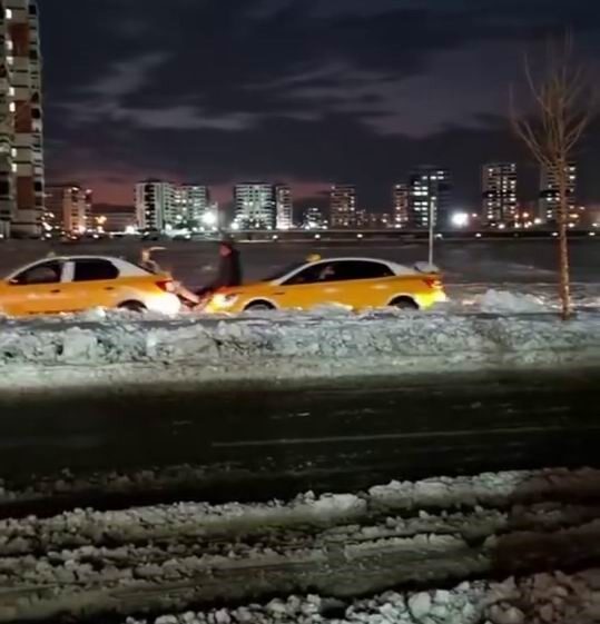 Diyarbakır’da yolda kalan ticari taksiye, başka bir taksinin kaputuna çıkan