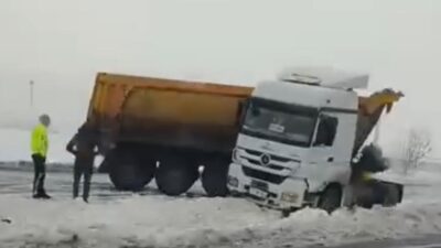 Diyarbakır’ın Bismil ilçesinde aynı güzergahta 5 araç kazaya karıştı. Edinilen
