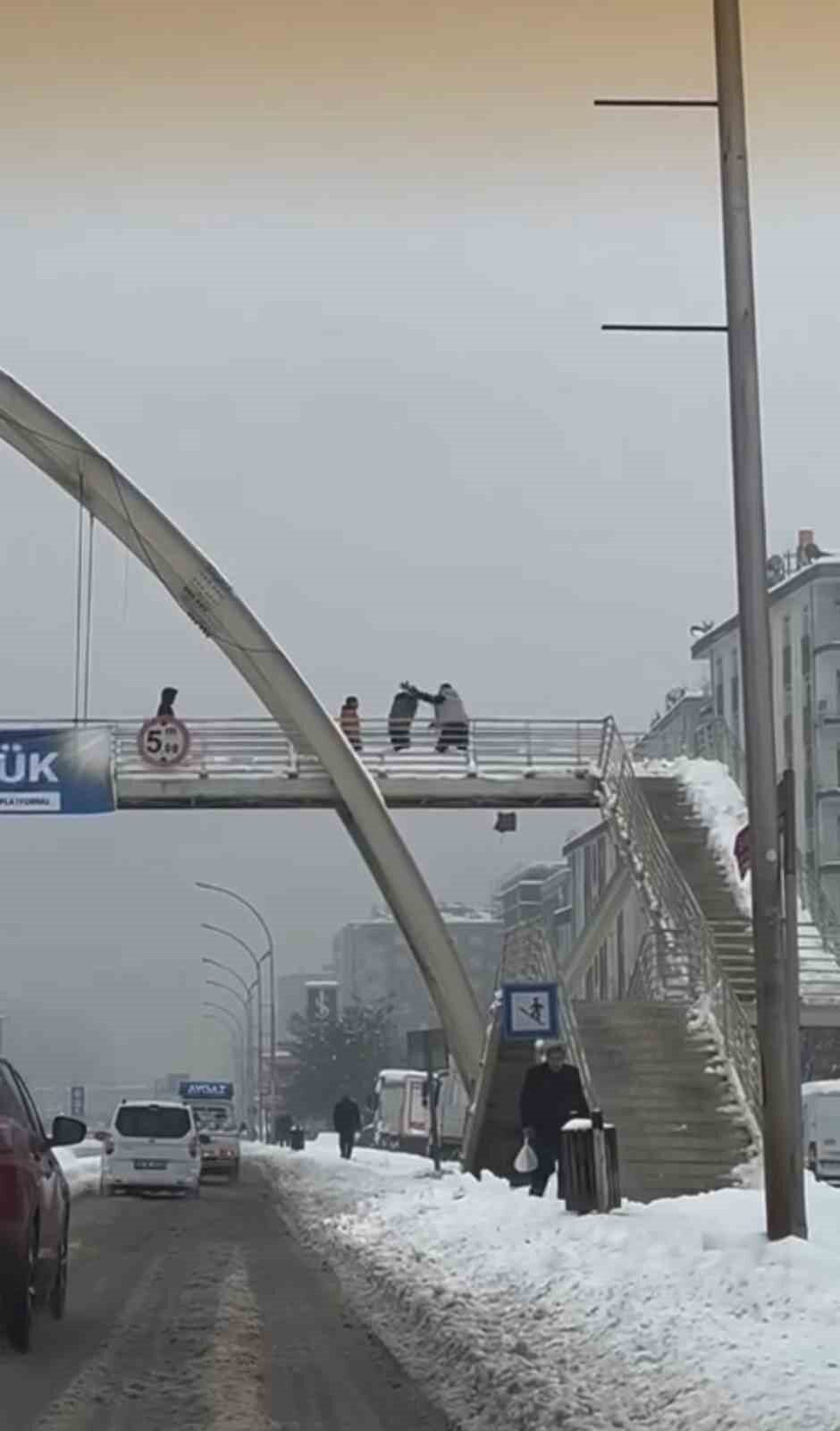 Diyarbakır’da bir şahsın, üst geçitte çocukları öldüresiye dövdüğü anlar cep