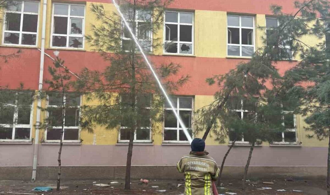 Diyarbakır’da yıkım kararı nedeniyle boşaltılan ortaokulda yangın çıktı. Ekiplerin müdahalesi