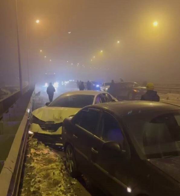 Diyarbakır’da buzlanma nedeniyle kayganlaşan yolda 7 aracın karıştığı zincirleme trafik